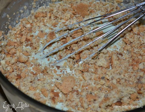 Мороженое хорошенько перемешать с крошкой,я взяла половину крошки,вторую оставила.