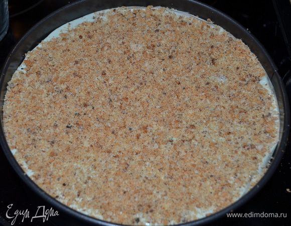 Если у вас три слоя бисквита,то прослаиваем каждый мороженым и хрустящим миндалем и ставим каждый раз в морозильную камеру на 10 мин. примерно. Итак  с каждым слоем. Если у вас только два,то поверх приготовленного бисквита с сахарной глазурью распределяем все мороженое с крошкой, а сверху высыпаем вторую порцию крошки. Распределим равномерно по поверхности.Поставим в морозильник на 30 мин. или дольше.