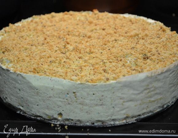 Взбить сливки с сахарной пудрой до мягких пиков.Достанем торт мороженое из морозильника как он станет твердым.Сверху распределим взбитые сливки.
Я сняла форму,сняла бумагу по краю.Распределила крем по бокам, а затем выложила хрустящий миндаль слегка приминая к торту.