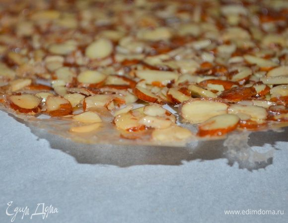 Поставим в разогретую духовку на 18 мин. или до золотистого цвета. Достанем и дадим полностью остыть. Он такой красивый и хрустящий становится после запекания.