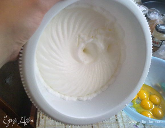 Отделяем белки от желтков. Взбиваем белки с щепоткой соли до крепких пиков. Посуда обязательно должна быть сухой, а белки холодными, очень холодными, так они лучше взбиваются. Духовку предварительно разогреваем до 180 градусов.