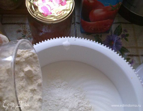 После этого добавляем 1 стакан муки, только уже перемешиваем лопаткой до однородной массы. И отставляем в сторону.