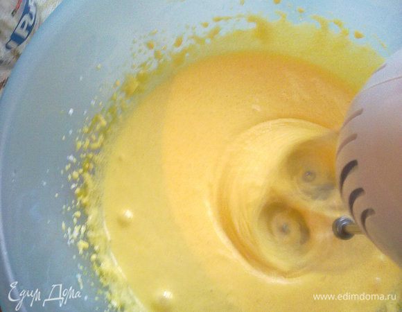 Желтки взбиваем с сахаром. После этого добавляем 1 стакан муки.