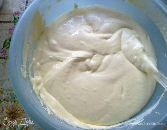 После этого к желтковой массе добавляем белковую и все тщательно перемешиваем.  