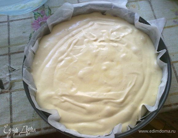 Форму выложить бумагой для выпечки. Тесто положить в форму. Ставим  в духовку на 1 час, духовку не открывать примерно минут 40, чтобы бисквит не сел, а потом протыкаем деревянной палочкой и проверяем его готовность. За это время готовим сироп: просто смешиваем воду и сахар.