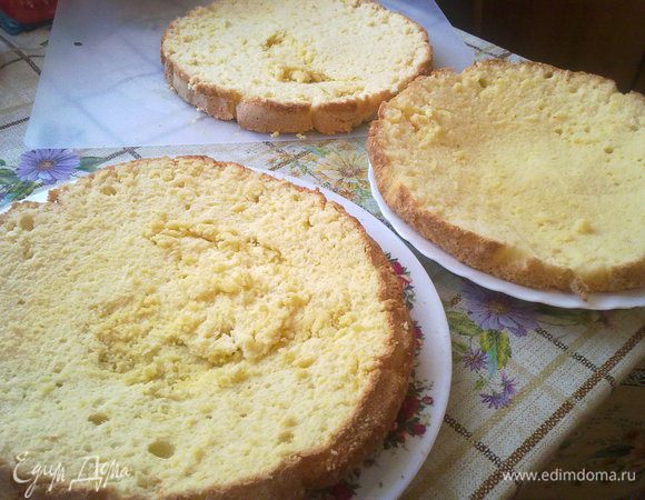 Разрезаем на 3 ровные части или на две, как у кого получится. И поливаем всю поверхность сахарным сиропом. Это для того, чтобы наш бисквит был мокрым.