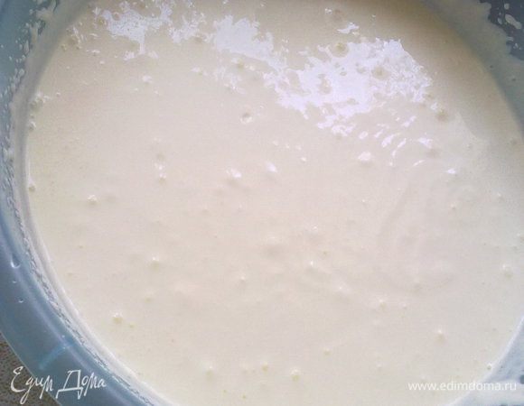 Делаем крем: сметану сбиваем с сахаром, добавляем йогурт (любой, можно без добавок, а можно клубничный, персиковый ... любой), добавляем ванильный сахар и сгуститетель, взбиваем несколько минут.