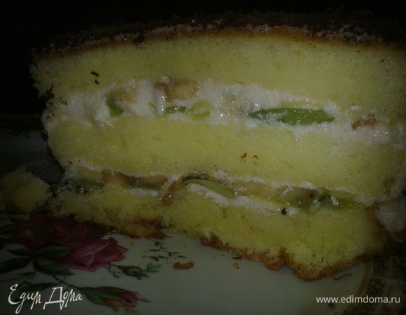 Каждый слой бисквита смазываем кремом, кладем слой киви, слой банана (фрукты можно заменить на персики, клубнику... кто что любит). Сверху украшаем тертым шоколадом. И ставим на 2-3 часа в холодильник, лучше на ночь.