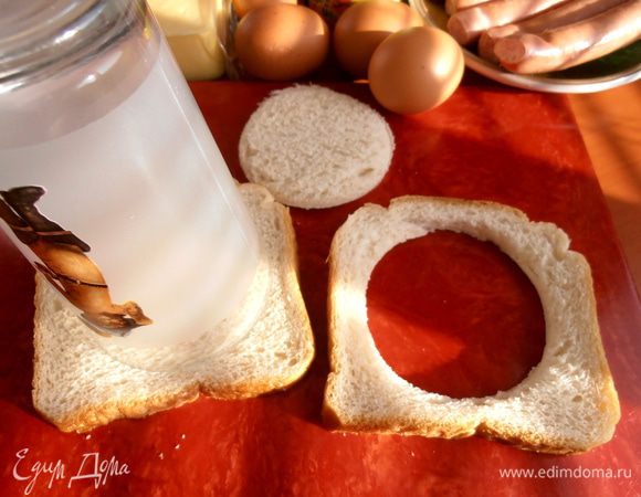 Хлеб лучше взять для тостеров,да и любой нарезанный уже батон подойдёт!Стаканом надавливаем на хлеб,можно помочь надрезать ножом,если хлеб очень мягкий и мнётся.