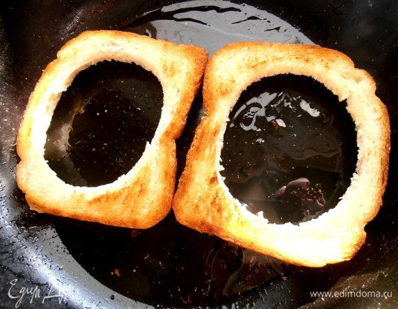 Обжариваем хлебушек снизу,переворачиваем...