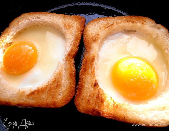 И вбиваем в каждый по яйцу,стараясь не повредить желточек!Посолить и довести до готовности.Я накрывала крышкой и жарила на медленном огне.