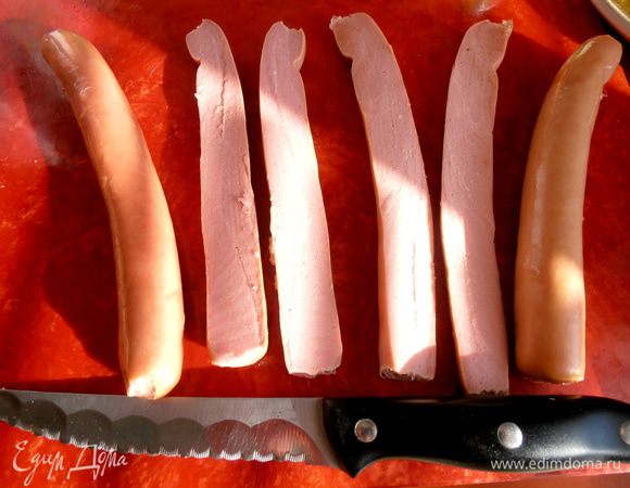 Берём длинные и желательно гибкие сосиски,рассчитывая,что могут некоторые поломаться при готовке,как у меня...Разрезаем их вдоль.