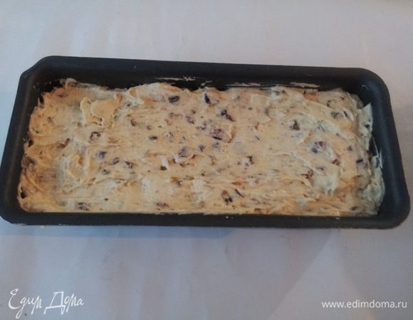 Форму для кекса смазать маслом и присыпать мукой. Выложить тесто и выпекать в заранее разогретой до 175 С духовке, примерно 70-75 минут. 