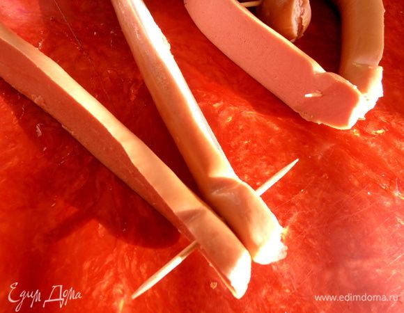 Скрепляем зубочисткой внизу сначала...