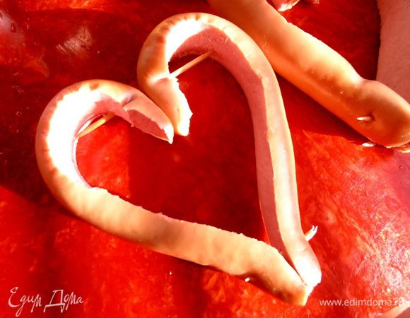А потом выгибаем в виде сердца и сразу закрепляем зубочисткой.Сначала я делала сердце кожицей внутрь,но оно поломалось,поэтому лучше таким вариантом оставить.