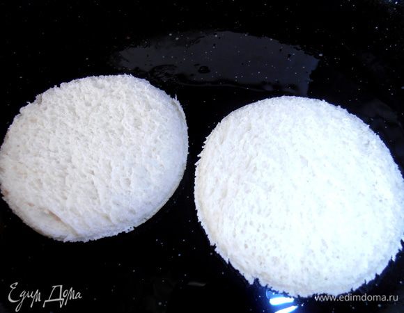 Но у нас остались вырезанные кружки.Обжарим их на растит.масле (или в тостере) с одной стороны.