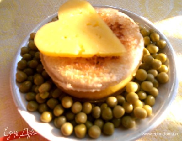 И сразу собираем наш"гамбургер",пока хлеб горячий!Сыр от хлеба немного расплавится и будет очень вкусно!