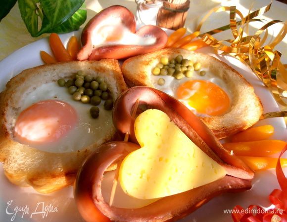 Собираем наше блюдо.Оставшееся сырное сердечко кладём произвольно.