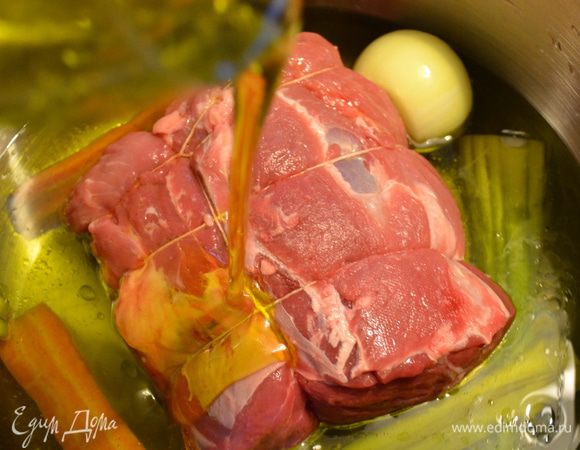 Залить мясо 2 стаканами оливкового масла и одним стаканом воды (можно взять воду и масло в равных пропорциях). Разрезать пополам и положить в кастрюлю сельдерей, морковь и лук. Добавить чеснок и анчоусы (можно заменить килькой). Немного посолить и поставить на огонь.