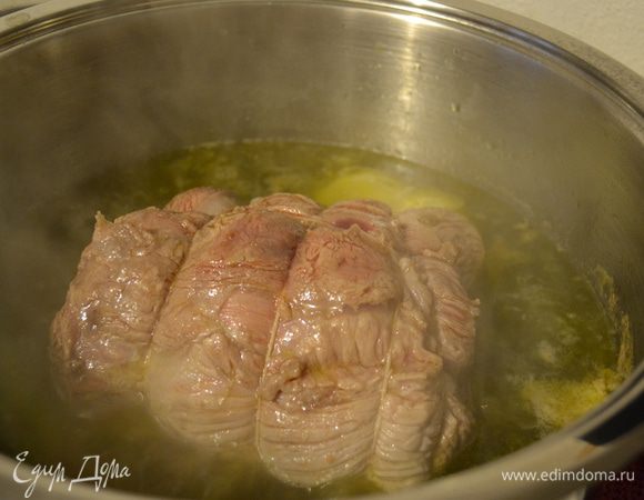 Как только закипит (в этом случае нам не надо беспокоиться и снимать образующуюся пену), уменьшить огонь, накрыть крышкой и варить мясо на слабом огне около 3 часов.