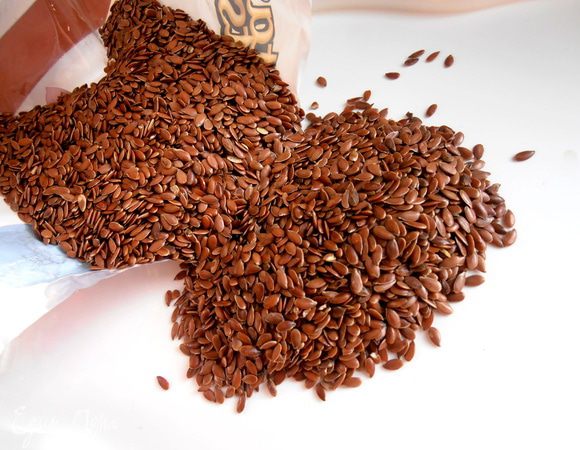 А вот и льняное семя!У нас продаётся вместе со всеми кулинарными пакетиками специй-приправ...Кстати,отвар льна при регулярном применении понижает уровень холестерина!