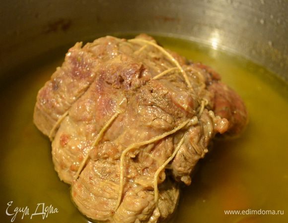 Вот так выглядит мясо через 3 часа варки — количество жидкости, в которой оно варилось, уменьшилось почти вдвое. Мясо получается очень мягким и нежным, но если вы дадите ему еще полежать в соусе несколько часов, оно будет просто таять во рту!