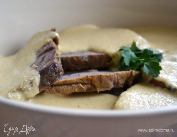 Возвращаем мясо в соус, даем ему там настояться и напитаться хотя бы ночь, а лучше дольше! Через день, а то и два оно будет только вкуснее! Подавать мясо в горячем виде с полентой или картофельным пюре.