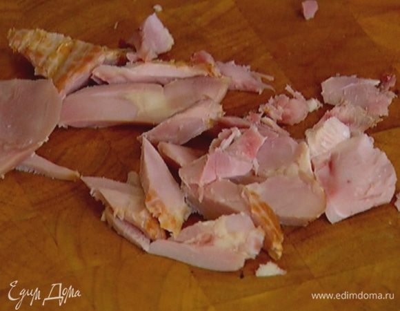 Куриную грудку нарезать небольшими кусочками.