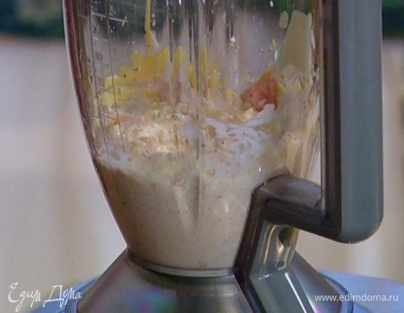 Добавить сметану, горчицу, цедру лимона и 1 ст. ложку лимонного сока, немного посолить, поперчить и измельчить все в блендере в однородную массу.