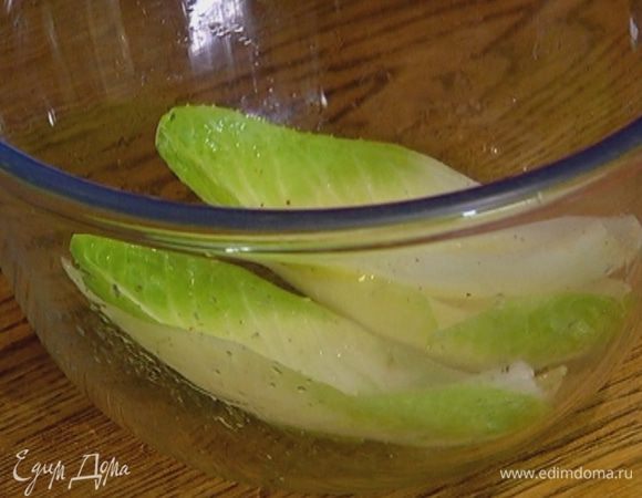 Листья цикория сбрызнуть оливковым маслом и оставшимся лимонным соком, посолить, поперчить и перемешать.