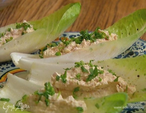 На тарелку поместить лодочки из листьев цикория, в каждый лист выложить мусс из курицы и посыпать тархуном.