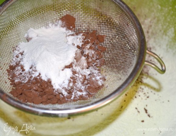 в большую миску просеять муку с разрыхлителем и какао