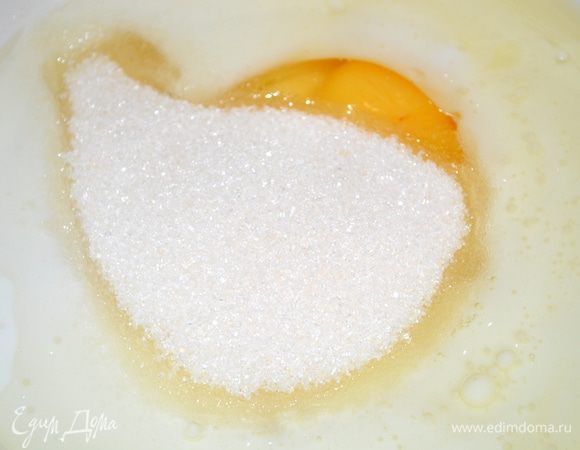 в другой миске смешиваем яйцо, сахар, масло и кефир и все взбиваем венчиком. 