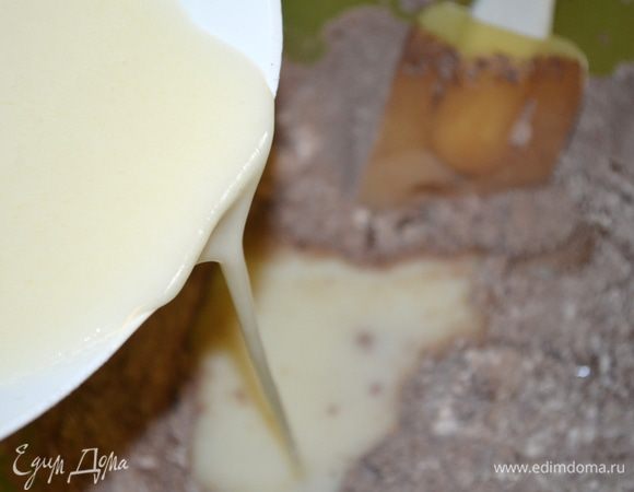 смешиваем сухие и жидкие ингредиенты и растираем силиконовой лопаткой 