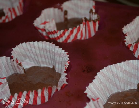 теперь раскладываем тесто по формочкам. Я сделали с бумажками для кексов и без них! Мне больше в этот раз понравилось БЕЗ, т к текстура у этих кексов не предназначена для бумажек. В каждую формочку кладем по 2 ст ложки теста