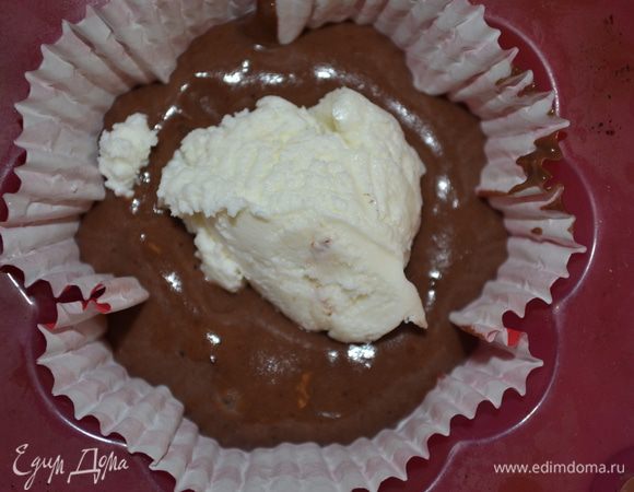 в центр кладем по шарику творога (с грецкий орех), или 2 ч ложки творожной начинки. Чуть вдавливаем.