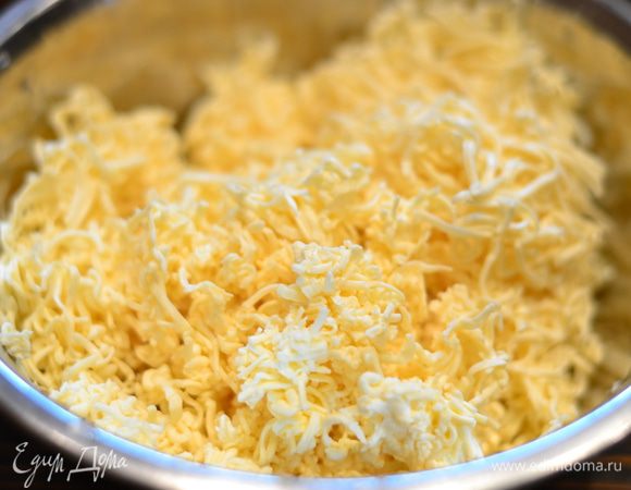 Натираем на терке плавленный сыр.