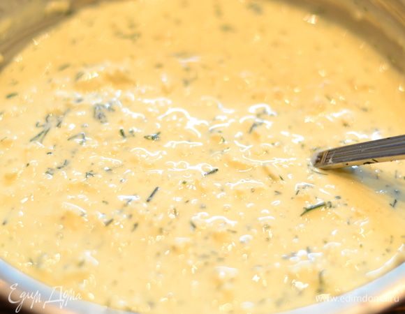 Вливаем яичную смесь в плавленный сырки и ложкой все размешиваем,солим,перчим,добавляем мелко нарезанный чеснок и зелень.