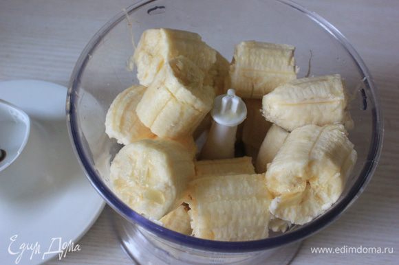 Бисквит на форму 20х36 Взбить белки до устойчивой пены. Постепенно подсыпать сахар,не переставая взбивать. Добавить желтки. Выключить миксер просеять муку и крахмал. Перемешать лопаткой, выложить тесто в форму выпечь. Банановый мусс: Бананы и яблоки положить в блендер и измельчить.