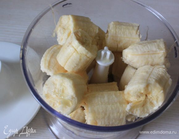 Бисквит на форму 20х36
Взбить белки до устойчивой пены. Постепенно подсыпать сахар,не переставая взбивать.
Добавить желтки. Выключить миксер просеять муку и крахмал. Перемешать лопаткой, выложить тесто в форму выпечь.

Банановый мусс:
Бананы и яблоки положить в блендер и измельчить. 