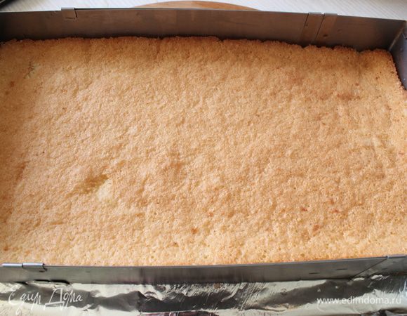 Бисквит положить в рамку , пропитать и 
