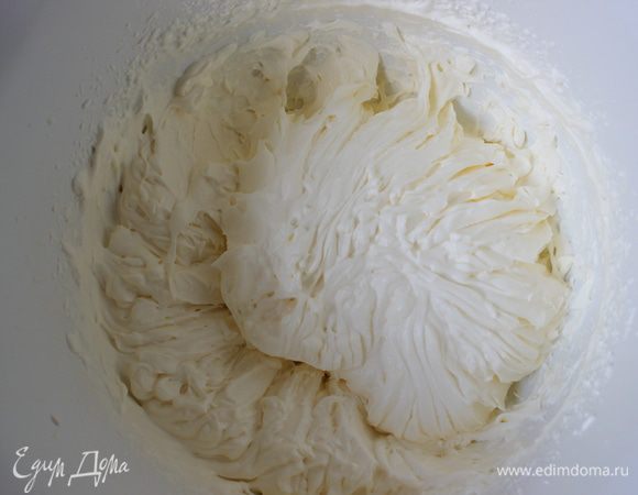 Мусс из сливок:
Сливки взбить до пышности.  Добавить сах.пудру, ваниль и теплый желатин.
