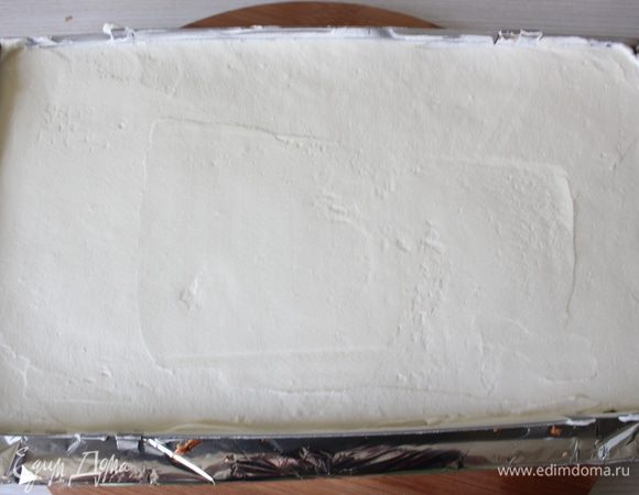 Вылить на банановый мусс. Отправить в хол-к охлаждаться.