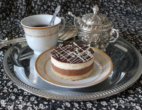 Растопить на паровой бане белый шоколад, переложить в конд.мешок и выдавить на глазурь паутинку из белого шоколада.