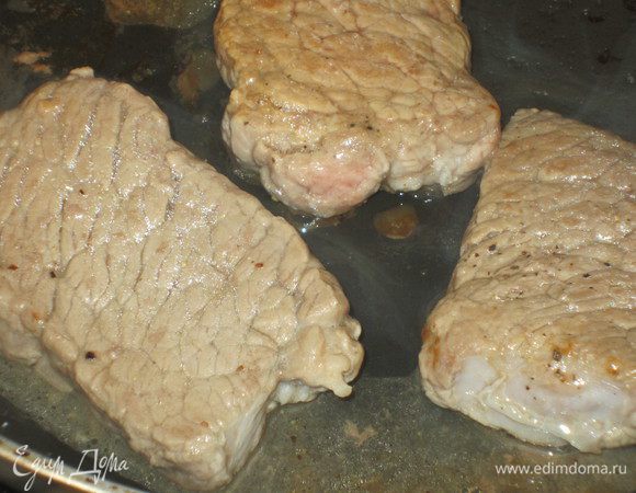 В сковороде разогреть сливочное масло и обжарить шницели.