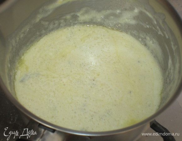 Сливки нагреть на слабом огне, добавить горгонзолу, маскарпоне, горчицу, щепотку соли и перца, перемешать. Варить на слабом огне , постоянно помешивая, до получения однородного соуса.