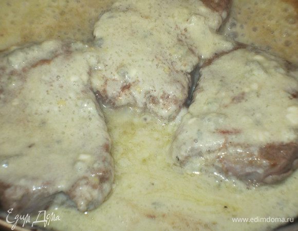 Мясо посолить и поперчить, добавить соус и готовить несколько минут на слабом огне. Приятного аппетита:)