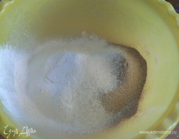 В большой миске смешиваем первые 6 ингредиентов.