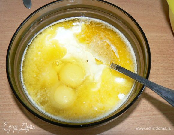 Сливочное масло растапливаем и остужаем до комнатной температуры. В небольшой миске смешиваем яйца, кефир и растопленное масло.