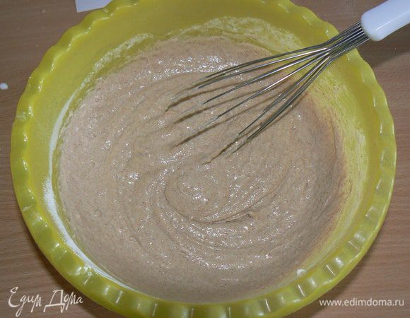 Добавляем жидкую смесь к сухой, перемешиваем.